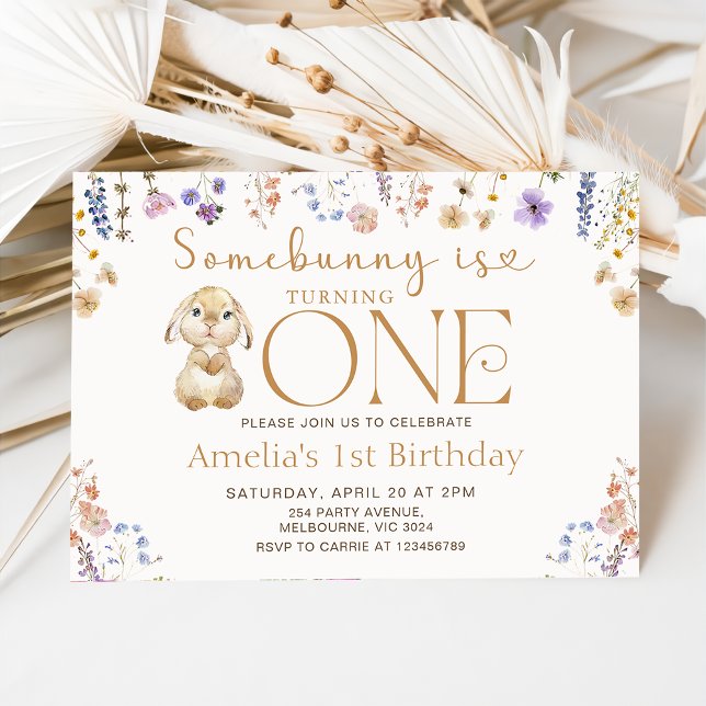 Convite Flor Selvagem Um Coelhinho Está Transformando Um p (Criador carregado)