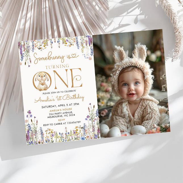 Convite Flor Selvagem Um Coelhinho Está Transformando Um p (Criador carregado)