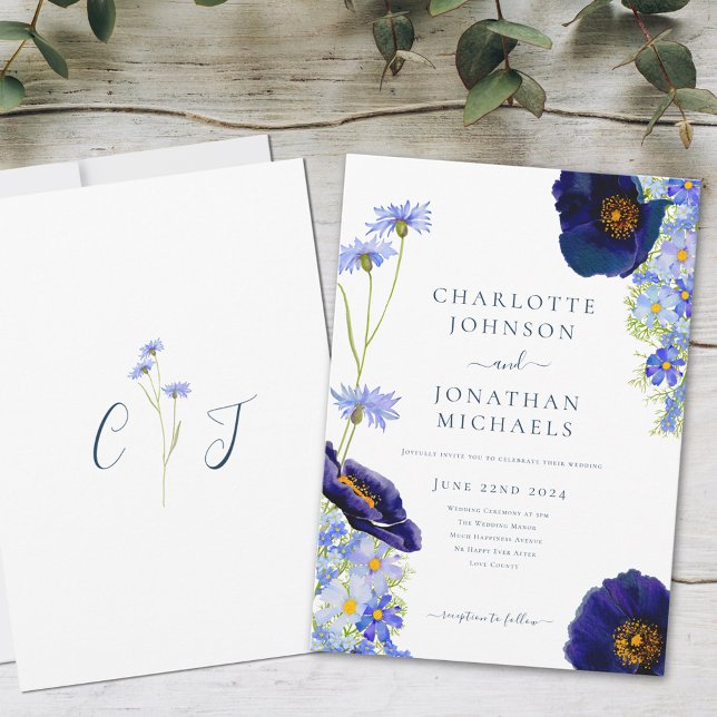 Convite Flor Silvestre Azul Rústico (Elegant wildflower blue summer floral wedding invitation with bride and groom monogram initials)