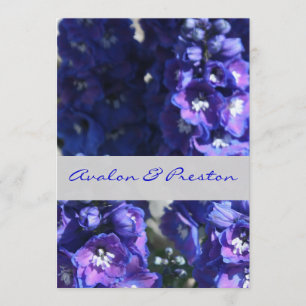 Convite floral azul & roxo brilhante do casamento