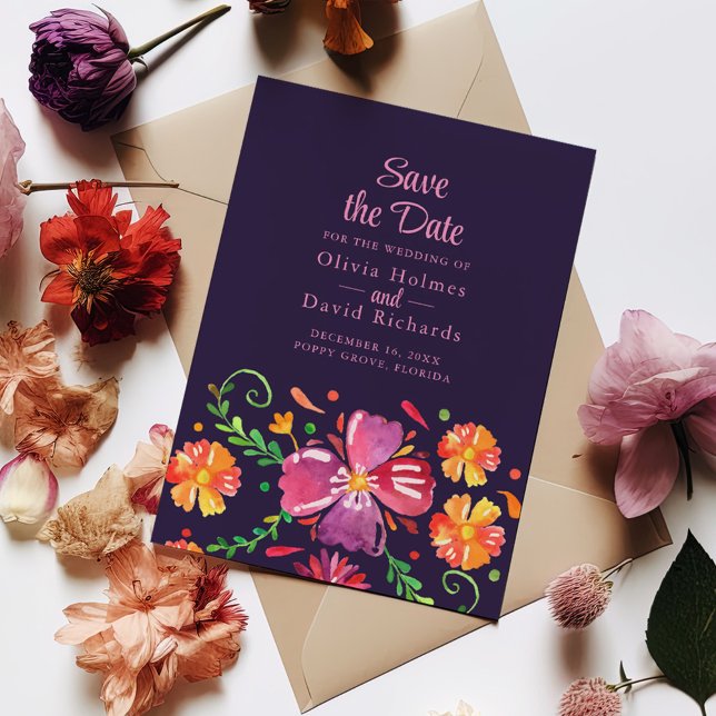 Convite Floral Fiesta Roxo Mexicano Vibrante Salva a Data (Purple Mexican Vibrant Floral Fiesta Save the Date Invitation on a table surrounded with flowers.)
