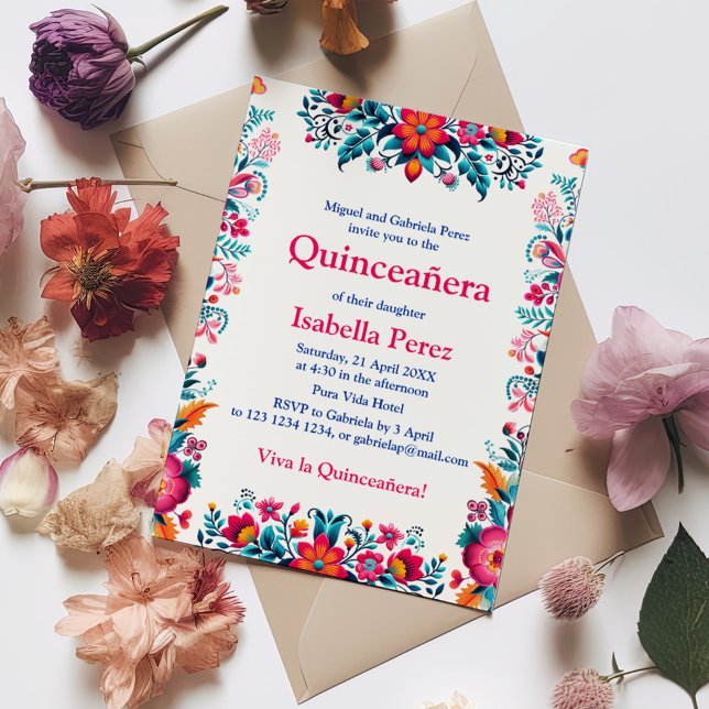 Convite Floral Quinceanera White Festa Mexicana Aniversári (Floral Quinceanera White Mexican Fiesta Birthday Invitation on a table with colorful flowers.)