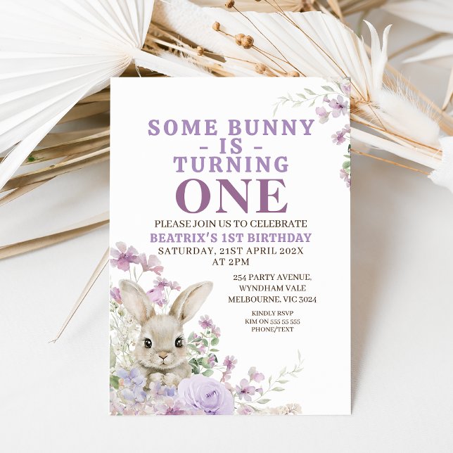 Convite Floral Roxo Um Coelhinho Virando Um primeiro anive (Some bunny is turning one 1st birthday invitation with fury bunny and purple wildflowers.  Easter)