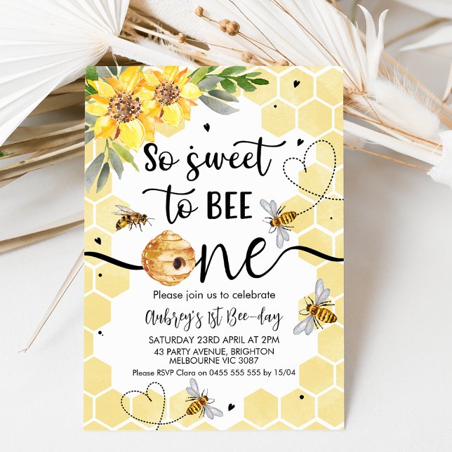 Convite Floral Tão Bonita Para Ser Um primeiro aniversario (So sweet to bee one themed first birthday invitation featuring some bees and sunflowers.)