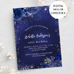 Convite Flores azuis de aniversário e marinho brilhantes d<br><div class="desc">Um fundo azul marinho,  decorado com falso brilho prateado,  faíscas e flores azuis. A cor azul é irregular. Personalize e adicione um nome e detalhes da parte.</div>