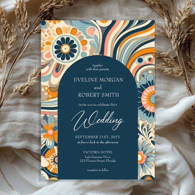 Convite Flores-de-cabeça-de-lata-marinho arco azul-alaranj (trendy retro groovy flowers navy and orange blue arch wedding invitation)
