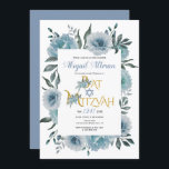 Convite Flores de cor-de-água azul-poeirenta Bat Mitzvah f<br><div class="desc">Flores azuis de cor aquosa florais Bat Mitzvah Convite. Este belo convite mostra uma borda floral feita de poeirentas flores azuis do cacto,  o texto "Bat Mitzvah" em ouro,  em letra decorativa,  e o seu texto.</div>