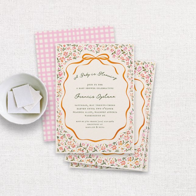 Convite Flores Delicadas Rosa e Laço Laranja Chá de Bebê (pretty watercolor drawn florals and an orange bow and ribbon frame cottage baby shower invitation)