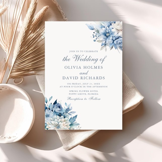 Convite Flores Modernas em Azul Poeira e Branco para Casam (Modern Dusty Blue and White Flowers Wedding Invitation on a sunny neutral boho table.)