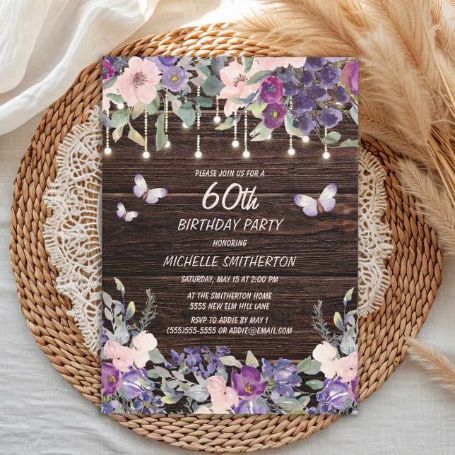 Convite Flores rosadas roxas Borboletas Madeira russa 60º (Purple and pink watercolor floral and butterflies on rustic wood 60th birthday party invitation)