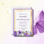 Convite Flores roxas de aniversário, branco de ouro<br><div class="desc">Um cartão de convite de bolsa mensageifesta de aniversario elegante para um aniversário de 60 anos. Modelos para suas informações. Um quadro ultra violeta, colorido de lavanda e dois quadros finos de ouro falsos. Espanto branco elegante, letras roxas. Com bonito flores roxas, violetas e brancas. Volta: pano de fundo violeta....</div>