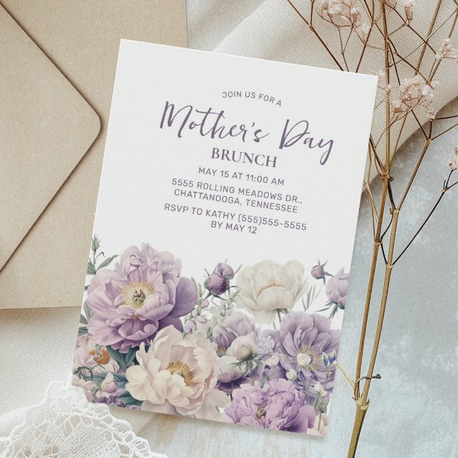 Convite Flores Roxas Elegantes Brunch do Dia das Mães (Elegant purple and cream-colored floral Mother's Day Brunch invitation)
