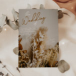 Convite Flores Secas Russas de Boho Moderno<br><div class="desc">Convocação para Casamento de Flores Secas Russas de Boho Moderno. Este convite para o casamento tem alta resolução, verdadeira imagem fotográfica do buquê floral seco e da grama-palha como fundo. Paleta de cor neutra de marfim, trigo, ferrugem, castanho e ouro associada à tipografia moderna. As costas têm espaço para um...</div>