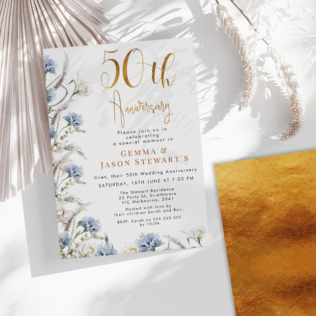 Convite Flores Selvagens Azuis Modernas 50 anos (Blue Gold Floral 50th Wedding Anniversary Invitation, Faux Gold Calligraphy, Wildflowers, Elegant)
