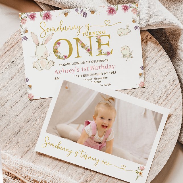 Convite Flores Selvagens Foto de alguns primeiros aniversa (Some bunny is turning one 1st birthday invitation with white bunny, wildflowers and a photo.)