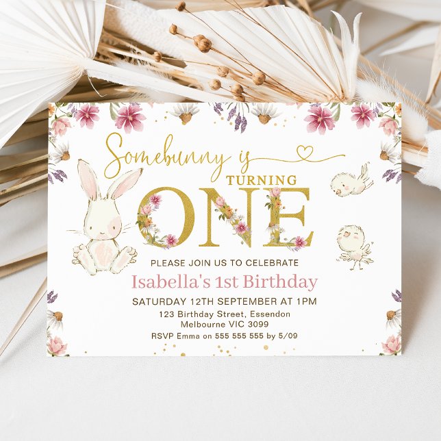 Convite Flores Selvagens Meninas Um primeiro aniversario D (Some bunny is turning one 1st birthday invitation with wildflowers and faux gold one.)