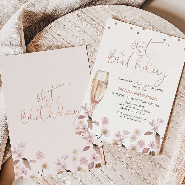 Convite Flores Selvagens Rosa aniversário de 21 anos de Vi (Wildflowers and champagne glass 21st birthday invitation also featuring a faux rose gold heading.)