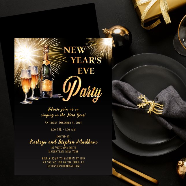 Convite Fogos de Champanhe Festa Dourada de Véspera de ano (Champagne with Glasses and Fireworkds Black and Gold Tone New Year's Eve Party Invitation)
