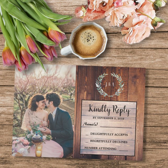 Convite Folhas russas sobre o monograma de madeira Casamen (Rustic leaves on barn wood monogrammed photo Wedding RSVP Invitation.)