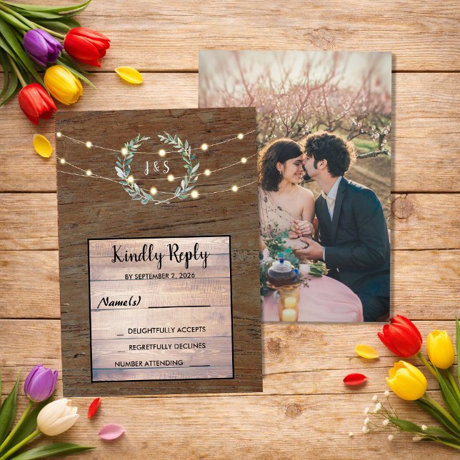Convite Folhas rústicas madeira cordão de luzes Resposta C (Rustic leaves on wood string of lights Wedding RSVP Invitation. For your rustic country wedding.)