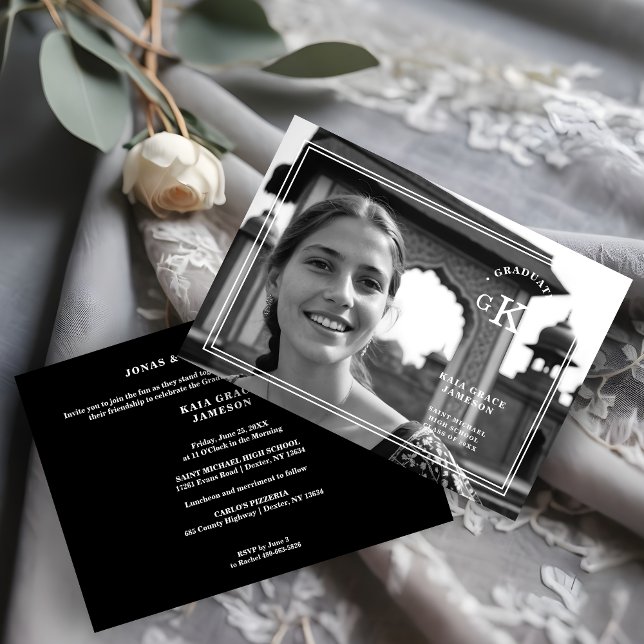 Convite Formando de Fotografia Na moda preto e branco refi (Exquisite Black & White Stylish Chic Photo Grad Initials Modern Calligraphy Invitation Card. )