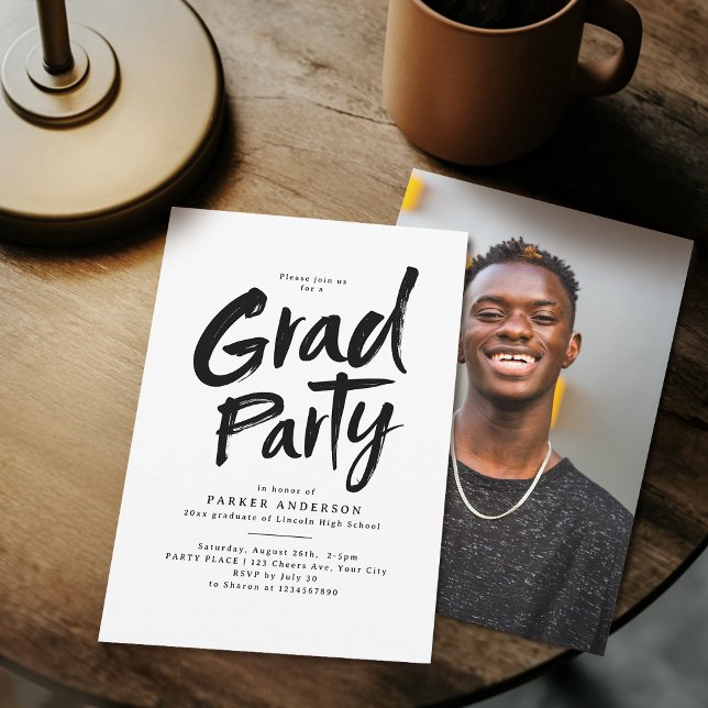 Convite Formando de Script de Pincel Simples Preto (Black Simple Modern Brush Script Grad Party Invitation)