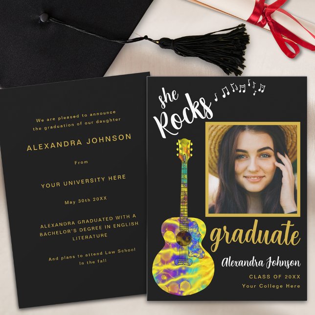Convite Formando de Script Moderno Foto Psicodélica (Fun modern graduate photo black and gold script graduation announcement card with Funky guitar music)