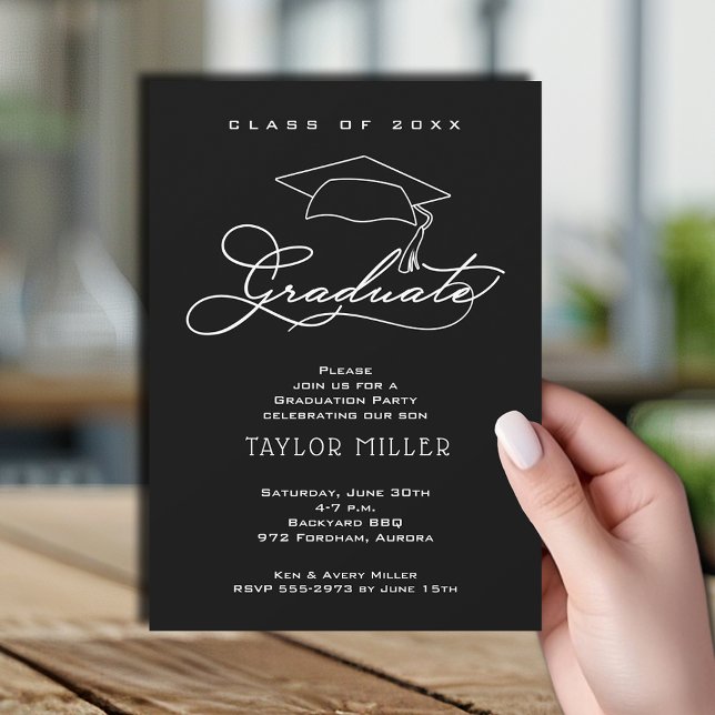 Convite Formando Elegante Formatação Negra (Elegant white script and grad hat Black graduation party invitations)