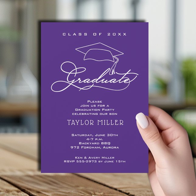 Convite Formando Elegante Formatação Roxa (Elegant white script and grad hat purple graduation party invitations)