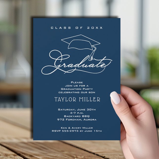 Convite Formando Elegante Graduação Azul Marinho Hat (Elegant White Script and Grad Hat Navy Blue Graduation Party Invitations)