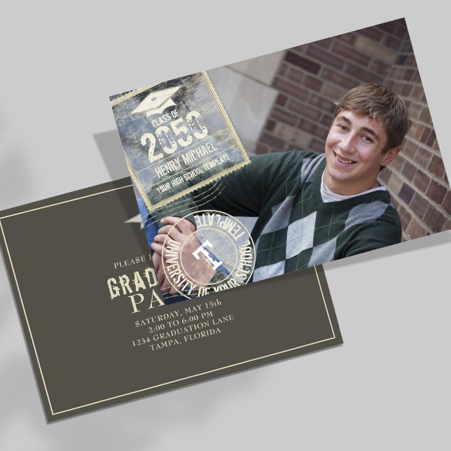 Convite Formando Foto Moderna Tendência Moderna Carimbo Do (Graduation photo invitation template with a gold stamped typography.)