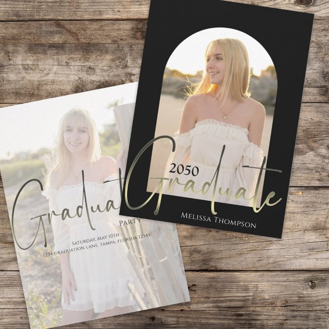 Convite Formando preto e branco Arca de fotos com Na moda (Graduation photo invitation announcement with gold calligraphy script. )