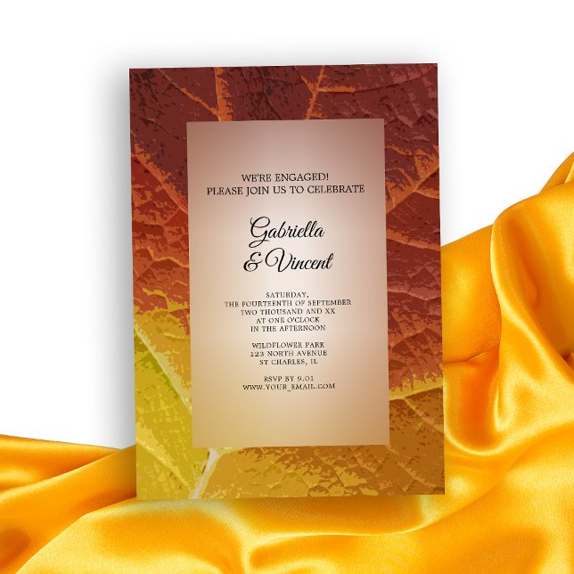 Convite Formas de Festa de noivado Folha de outono (Celebrate your Fall engagement with this Shades of Autumn Leaf Party Invitation.)