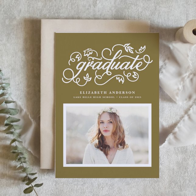 Convite Formatação de Fotos Dourada por Caligrafia Russa (Customizable photo graduation invitation featuring whimsical rustic calligraphy. )