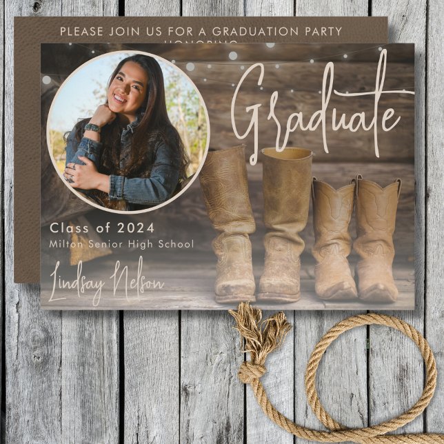 Convite Formatação de Fotos Rustic Western Barn & Cowboy B (Rustic Western Barn & Cowboy Boot Photo Graduation Invitation)