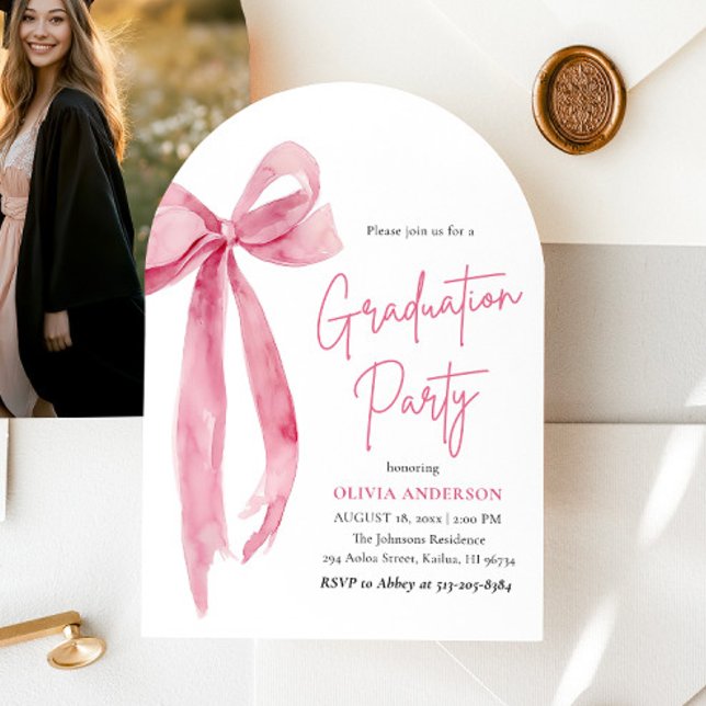 Convite Formatação do Arco Rosa Moderno e Elegante Arranja (Modern Elegant Trendy Pink Bow Graduation Arched Invitation)