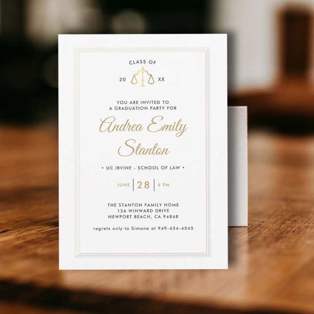 Convite Formatação na Faculdade de Direito Escalas de Just (law school graduation party invitation gold scales of justice black white embossed frame elegant)