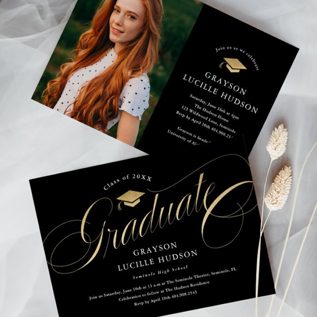 Convite Formatura com Foto em Grafia Preta e Dourada Elega (Elegant black and gold script graduate photo graduation announcement invitation cards.)