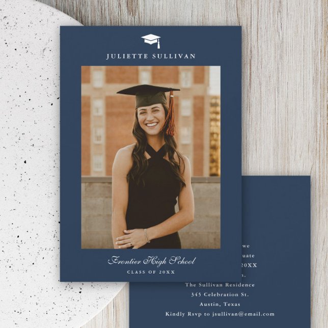 Convite Formatura de Foto com Tipo Mínimo (Minimal type navy blue photo graduation invitation.)
