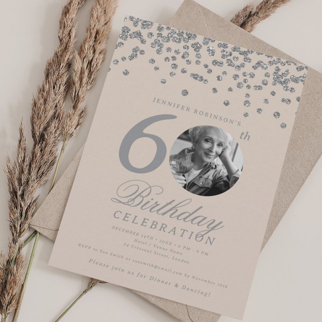 Convite Foto 60º aniversário Champanhe Silver Confetti (Photo 60th Birthday Silver Confetti Champagne Invitation)