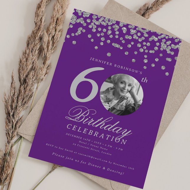 Convite Foto 60º Aniversário Prata Confetti Roxo (Photo 60th Birthday Silver Confetti Purple Invitation)
