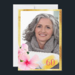 Convite Foto: 60º aniversário rosa branco floral<br><div class="desc">Uma carta de 60ª convite de aniversário feminina e elegante. Flores de hibisco cor-de-rosa macio num fundo branco elegante e uma falso estrutura dourada. Frente: Modelos para uma foto e sua idade Traseira: Modelos para suas informações sobre a festa.</div>