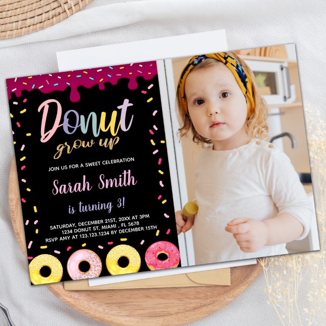 Convite Foto: Aniversário da Rosquinha de cor Pastil Preto (Photo Black Pastil Color Donut Birthday Invitation)