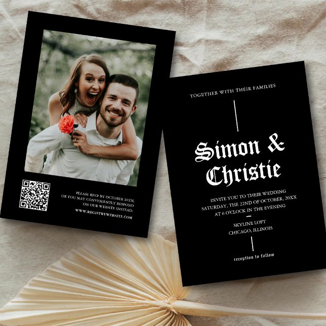 Convite Foto Antiga em Preto e Branco Código QR Casamento (Vintage black and white photo QR code invitation blends classic charm with modern ease.)