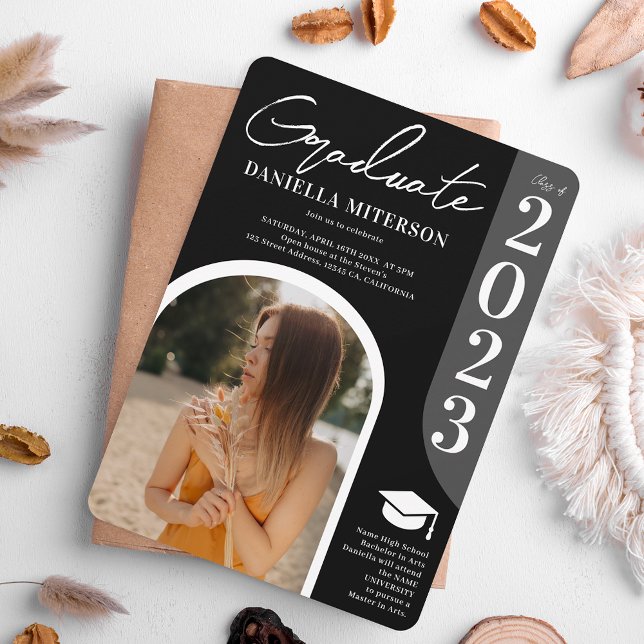 Convite Foto bold Graduação em preto em arco em 2023 (Criador carregado)