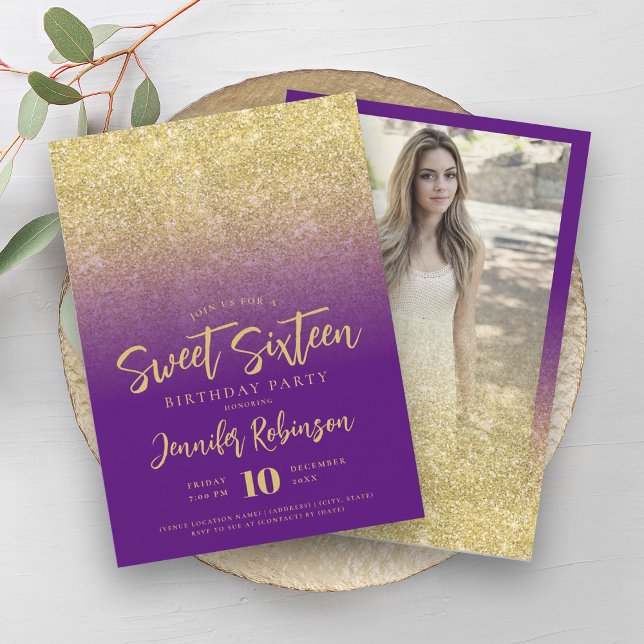 Convite Foto brilhante Dourada Roxo Doce 16 (Classy Gold Purple Glitter Photo Sweet 16 Invitation)
