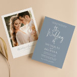 Convite Foto Clássica de Casamento Azul com Dusty Minimali<br><div class="desc">Convite Fotográfico Clássico de Casamento Azul e Minimalista Moderno. Personalize facilmente substituindo cada informação. Faça o upload de uma foto vertical/retrato. Verifique a visualização antes de adicionar ao carrinho. (Exemplo de foto de Jonathan Borba do Pexels)</div>