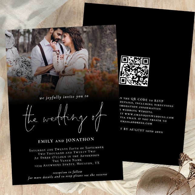 Convite Foto Clássica Script de Código QR Preto (Wedding invitation custom photo overlay black with QR code)