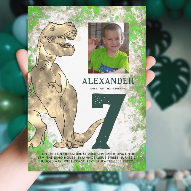 Convite Foto da Festa de aniversário do Dinossauro T-Rex (T-Rex dinosaur 7th birthday party invitation with photo template green and brown watercolor jungle)