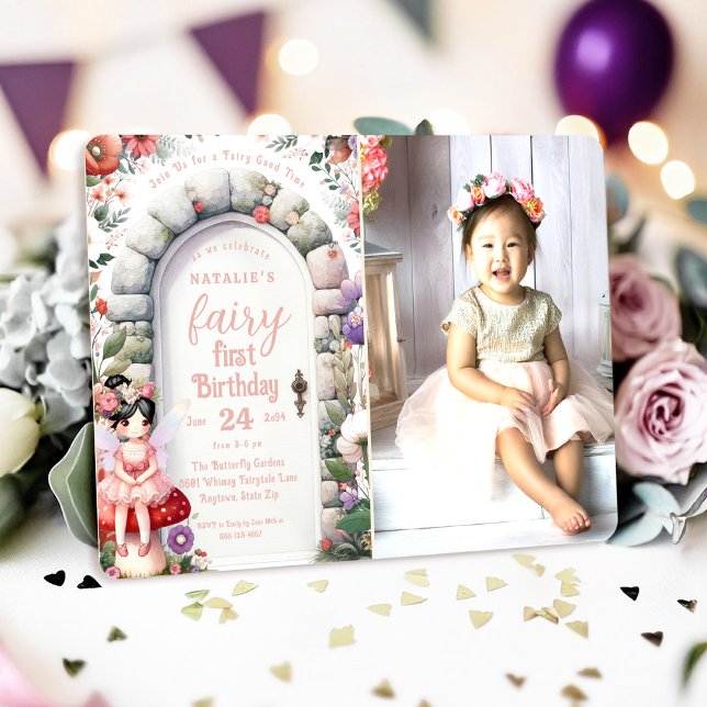 Convite Foto da Primeira Festa de aniversário de Fada de P (Fairy First Birthday Photo Invitation with Black Hair Fairy Girl and Enchanted Doorway.)